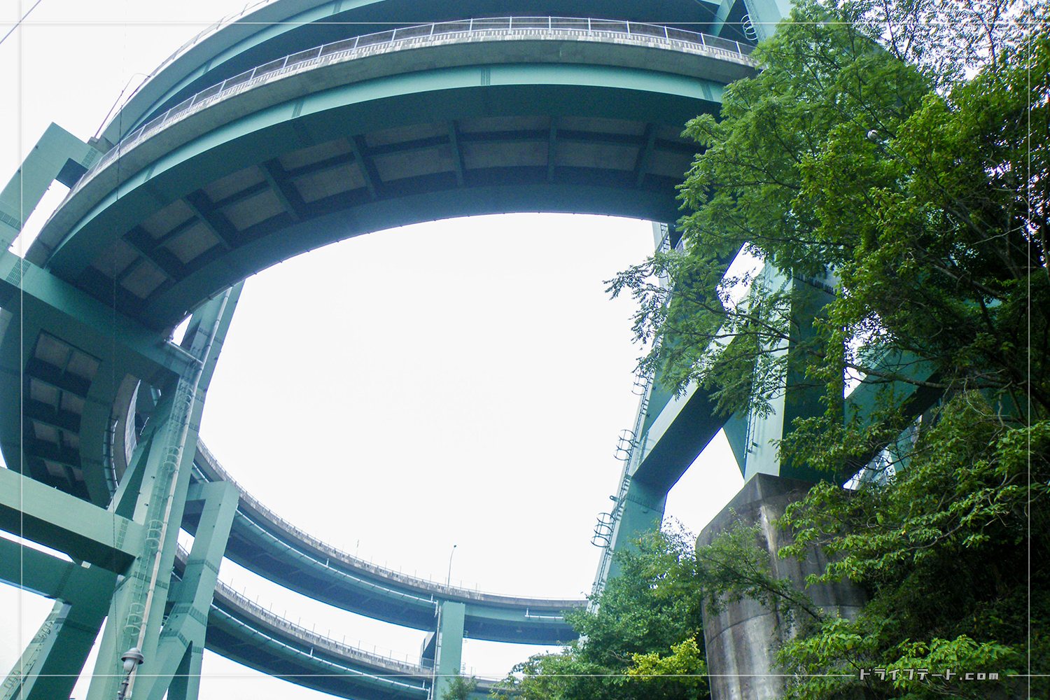 河津七滝ループ橋を真下から撮影