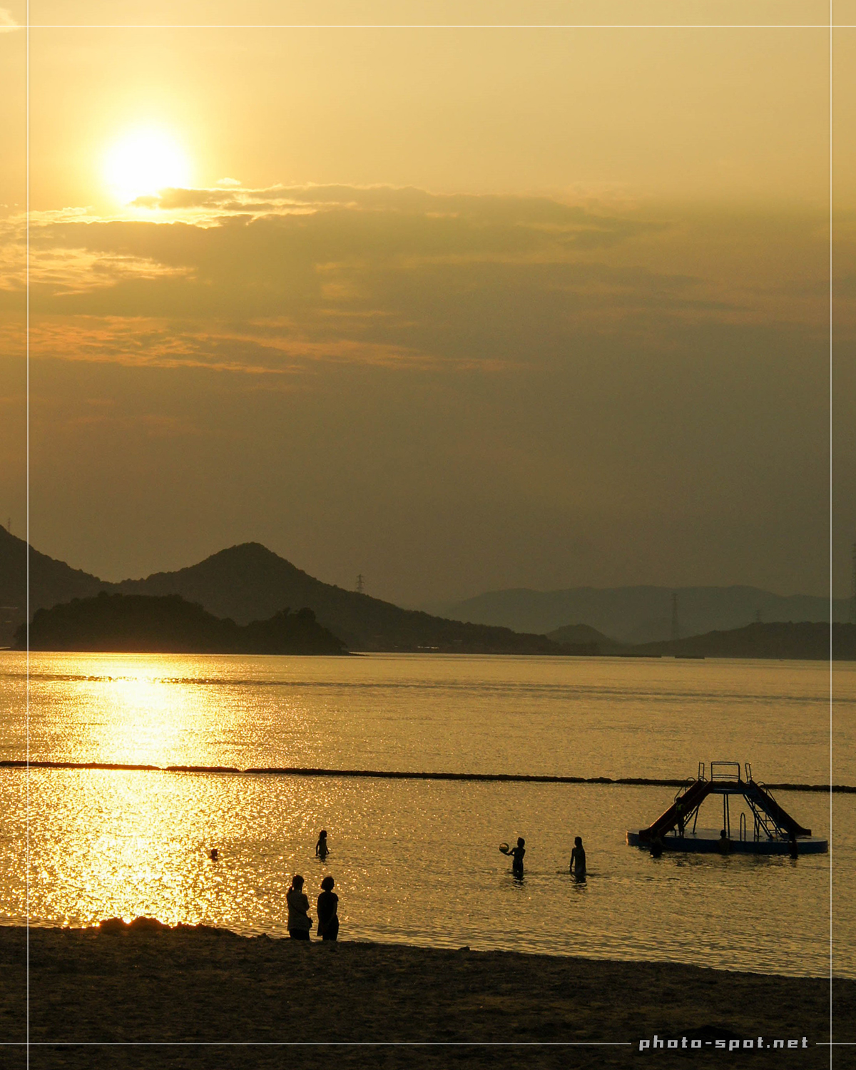 真夏の夕日が海をオレンジ色に染める生口島 瀬戸田サンセットビーチ