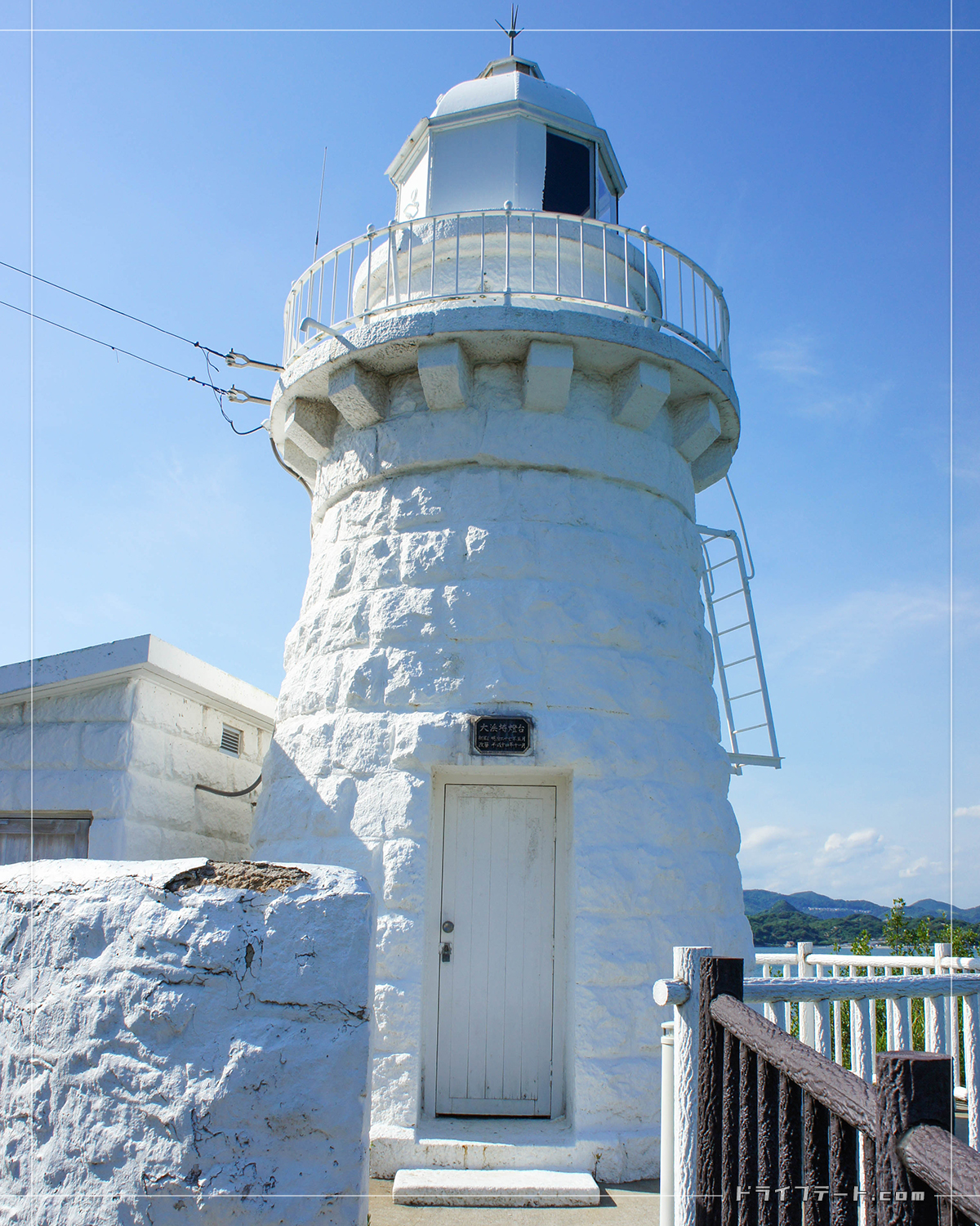 因島の北側にある白亜の大浜崎灯台