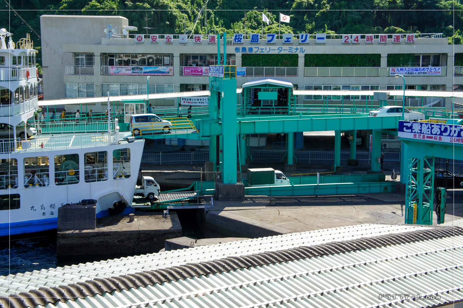 桜島港フェリーターミナルにて次々と下船する車両