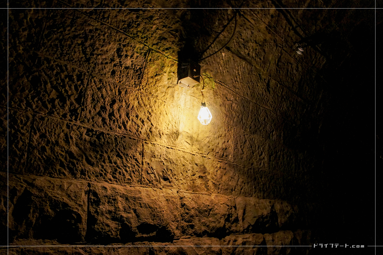 旧天城トンネル（天城山隧道）のトンネル照明はガス灯を模したデザインのナトリウムランプ