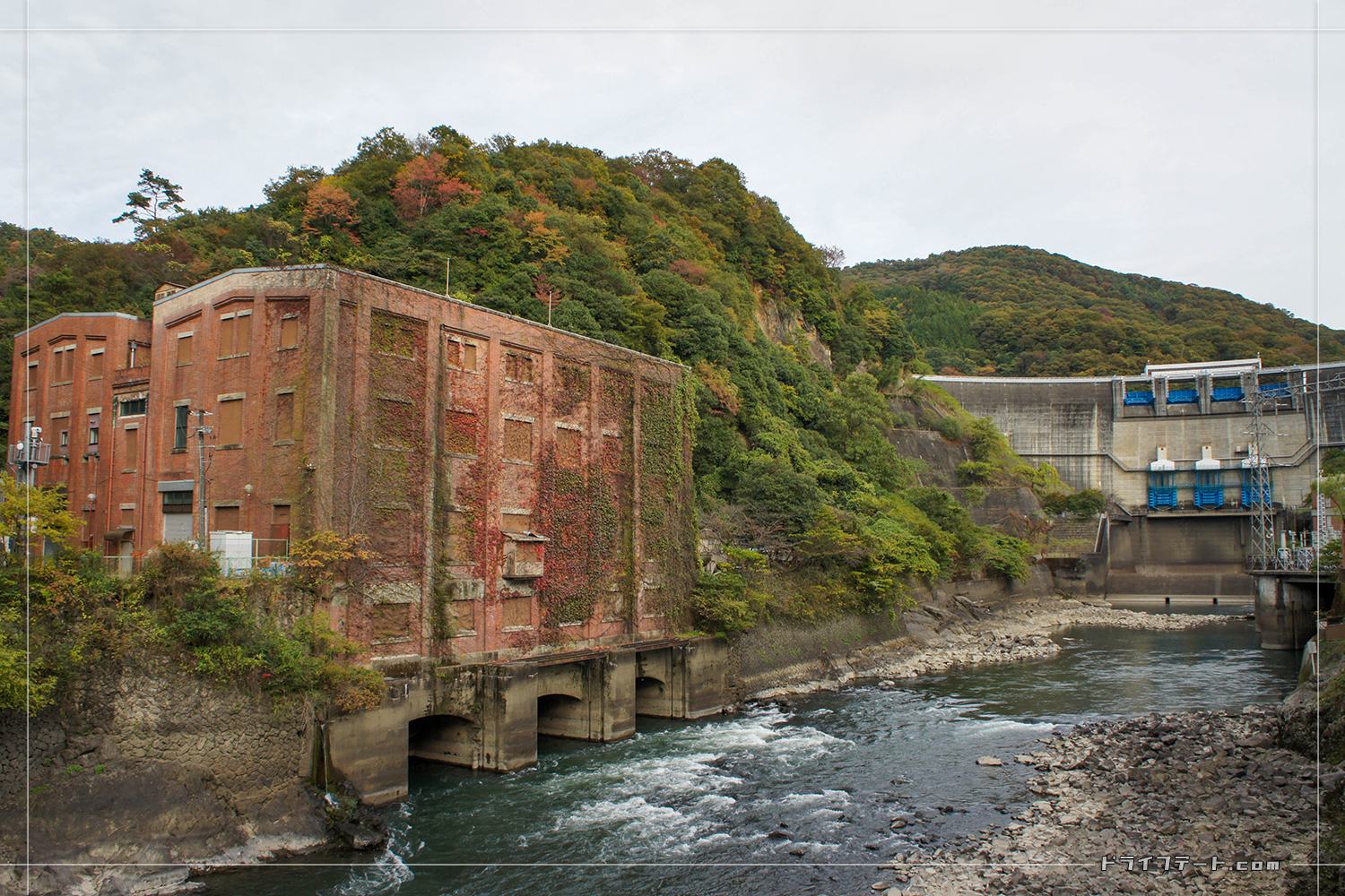 宇治 天ヶ瀬ダムと赤レンガの建物 ニュージェック水理実験所

